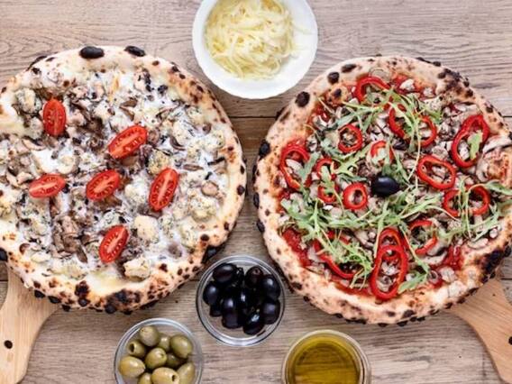 Olive Corn Pizza Recipe: खास तरह का पिज्जा खाने का है मन तो एक बार जरूर घर पर बनाएं कॉर्न- ओलिव्स से बने पिज्जा