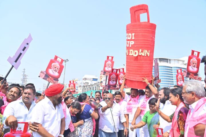 కేంద్ర ప్రభుత్వం వంట గ్యాస్ సిలిండర్ ధరలను పెంచడంపై తెలంగాణ వ్యాప్తంగా భారత రాష్ట్ర సమితి నేతలు గ్యాస్ బండలతో నిరసనలు చేశారు.