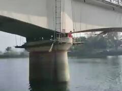 गोंडा: सरयू पुल डैमेज होने से भारी वाहनों पर रोक, किया गया रूट डायवर्ट, लोगों की बढ़ी दिक्कतें