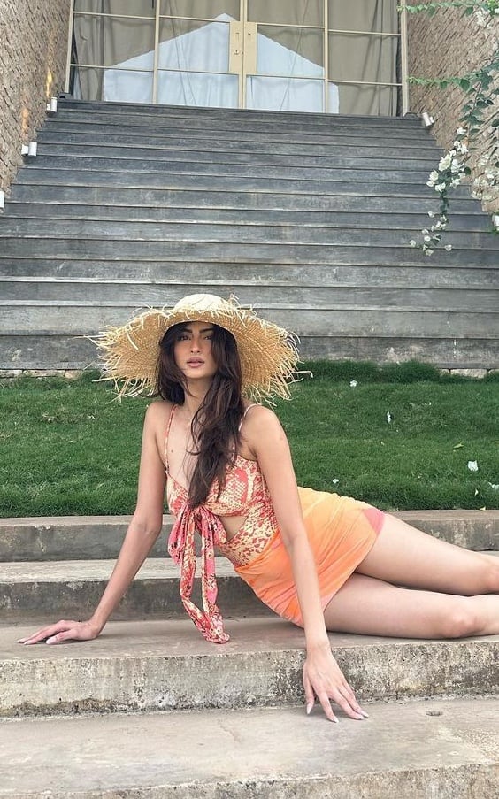 शॉर्ट ड्रेस में पवक तिवारी का सिजलिंग अंदाज