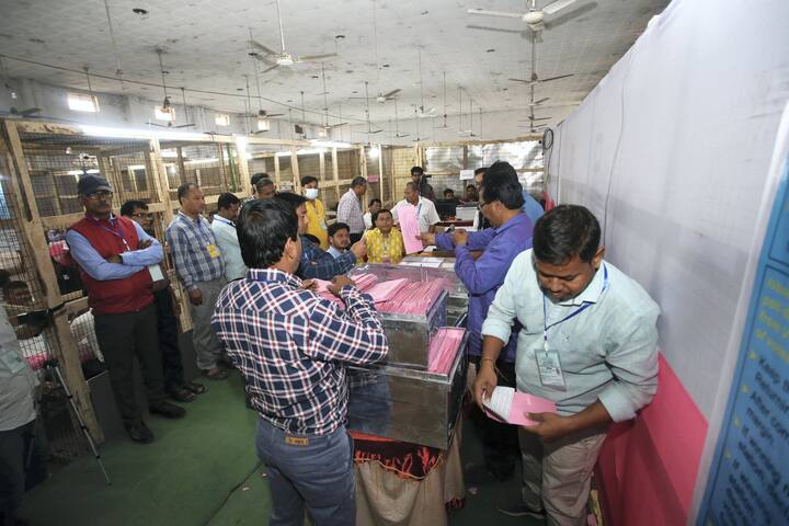 ফের ত্রিপুরার মসনদ নিজেদের দখলে রাখতে চলেছে বিজেপি। এখনও পর্যন্ত পাওয়া খবরের ভিত্তিতে ৩৩ টি আসনে এগিয়ে রয়েছে বিজেপি ও IPFT জোট। ইতিমধ্য়েই ২৯টি আসনে জয়ী ঘোষণা করা হয়েছে বিজেপিকে।