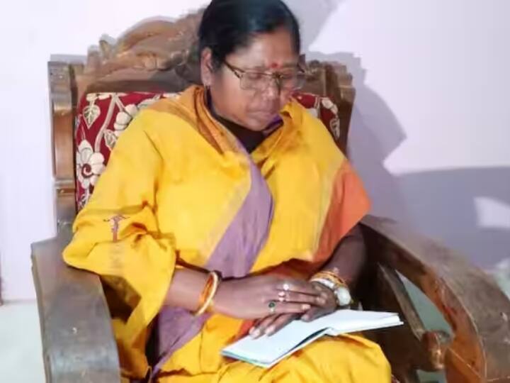 त्रिपुरा की सबसे हॉट सीट मानी जाने वाली धनपुर विधानसभा सीट से बीजेपी सरकार की केंद्रीय मंत्री प्रतिमा भौमिक चुनाव के लड़ रही हैं. इस सीट में 1977 से लेकर 2018 तक सीपीएम का लगातार कब्जा रहा है. वहीं सीपीएम ने इस बार चंदा कौशिक को उम्मीदवार बनाया है. धनपुर से टीएमसी के हबील मियां, टिपरा मोथा के अमिया दयाल चुनावी मैदान में हैं. प्रतिमा को खबर लिखे जाने तक 18774 वोट मिले है. इसके अलावा वह सीपीएम के कौशिक से 3440 वोटों से आगे चल रही हैं.