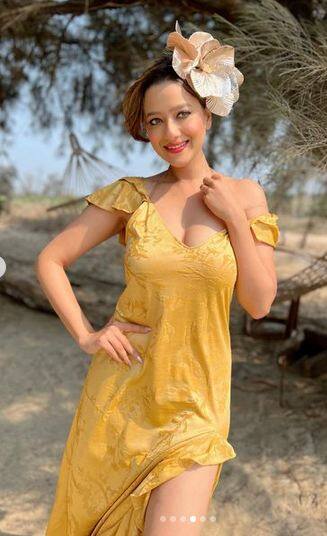 ਡੀਪਨੇਕ ਪਹਿਰਾਵੇ ਦੇ ਨਾਲ ਵਨ ਸਾਈਡ ਆਫ ਸ਼ੋਲਡਰ ਡਰੈੱਸ ਵਿੱਚ ਆਪਣਾ ਕਲੀਵੇਜ ਫਲਾਂਟ ਕਰ ਰਹੀ ਹੈ। ਅਦਾਕਾਰਾ ਮਦਾਲਸਾ ਸ਼ਰਮਾ ਸਲਿਮ ਹੌਟ ਫਿਗਰ 'ਚ ਮੁਸਕਰਾਉਂਦੀ ਹੋਈ ਕਾਫੀ ਹੌਟ ਲੱਗ ਰਹੀ ਹੈ। ਉਸ ਦੀਆਂ ਤਸਵੀਰਾਂ ਦੇਖ ਕੇ ਪ੍ਰਸ਼ੰਸਕਾਂ ਦਾ ਹਾਰ ਗਿਆ ਹੈ।