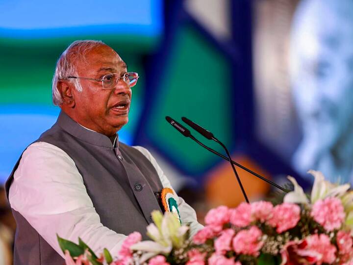 Pegasus Row: 'कई नेताओं के फोन टैप हुए, लेकिन मेरे पास इसका...', राहुल गांधी के बाद पेगासस पर बोले खरगे Pegasus Row Mallikarjun Kharge Said Many Leaders Phone Tapped but i do not have the proof Pegasus Row: 'कई नेताओं के फोन टैप हुए, लेकिन मेरे पास इसका...', राहुल गांधी के बाद पेगासस पर बोले खरगे