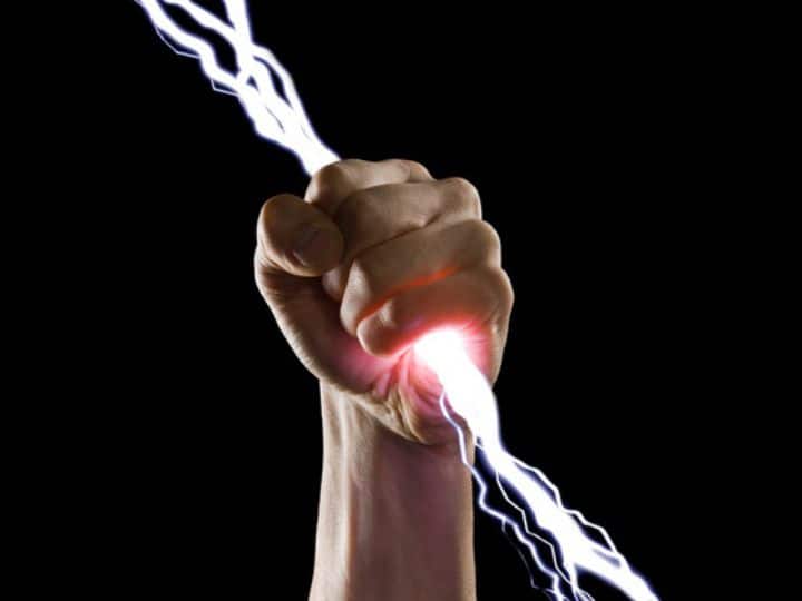 Why does sometimes get electrocuted when someone touched what is the science behind it कभी कभी किसी को छूने पर करंट क्यों लगता है? क्या है इसके पीछे का साइंस