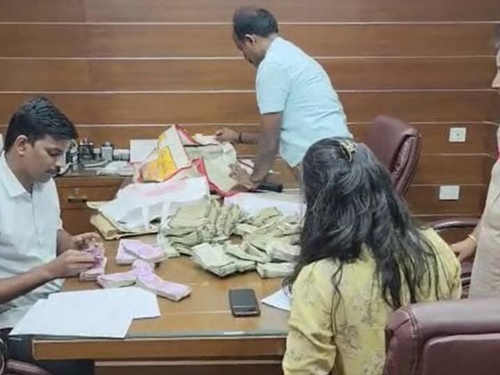 जानकारी के अनुसार, प्रशांत ने एक टेंडर को क्लीयर करने के लिए किसी शख्स से 81 लाख रुपये की मांग की थी.