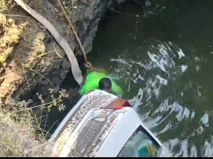 Karur The car fell upside down in the well at a depth of 30 feet TNN Karur: நொய்யல் அருகே 30 அடி கிணற்றுக்குள் விழுந்த கார் -  உயிருக்கு போராடிய தாய், மகள் மீட்பு