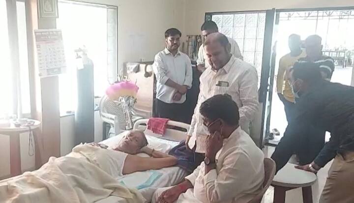 गिरीश बापटांनी धंगेकरांना पुढच्या वाटचालीसाठी शुभेच्छा दिल्या.
