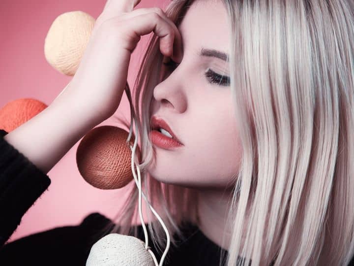 what are the cause of dandruff does any bacteria or fungus is responsible for dandruff आखिर डैंड्रफ की वजह से क्यों झड़ने लगते हैं बाल... क्या वजह है कि बार-बार लौट आती है रूसी?