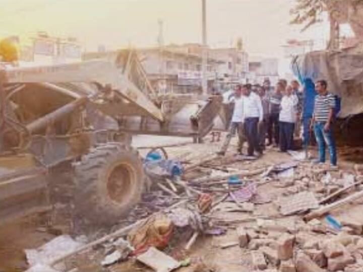 Ambikapur: ट्रैफिक जाम करने वालों पर चला बुलडोजर, फुटपाथ खाली कराने साथ दी गई सख्त हिदायत Surguja Police fired bulldozers on foot path shop and hotel in Ambikapur strict instructions ANN Ambikapur: ट्रैफिक जाम करने वालों पर चला बुलडोजर, फुटपाथ खाली कराने साथ दी गई सख्त हिदायत