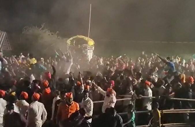 यावेळी सुरुवातीला गौतमीचा कार्यक्रम शांततेत सुरु झाला. दरम्यान रिमिक्स गाण्यांवर तरुणाई गौतमी समोर चांगलीच थिरकली.