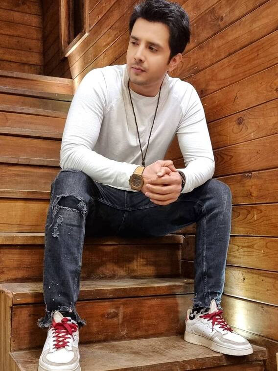 मैत्री के सारांश के पास है ये डिग्री