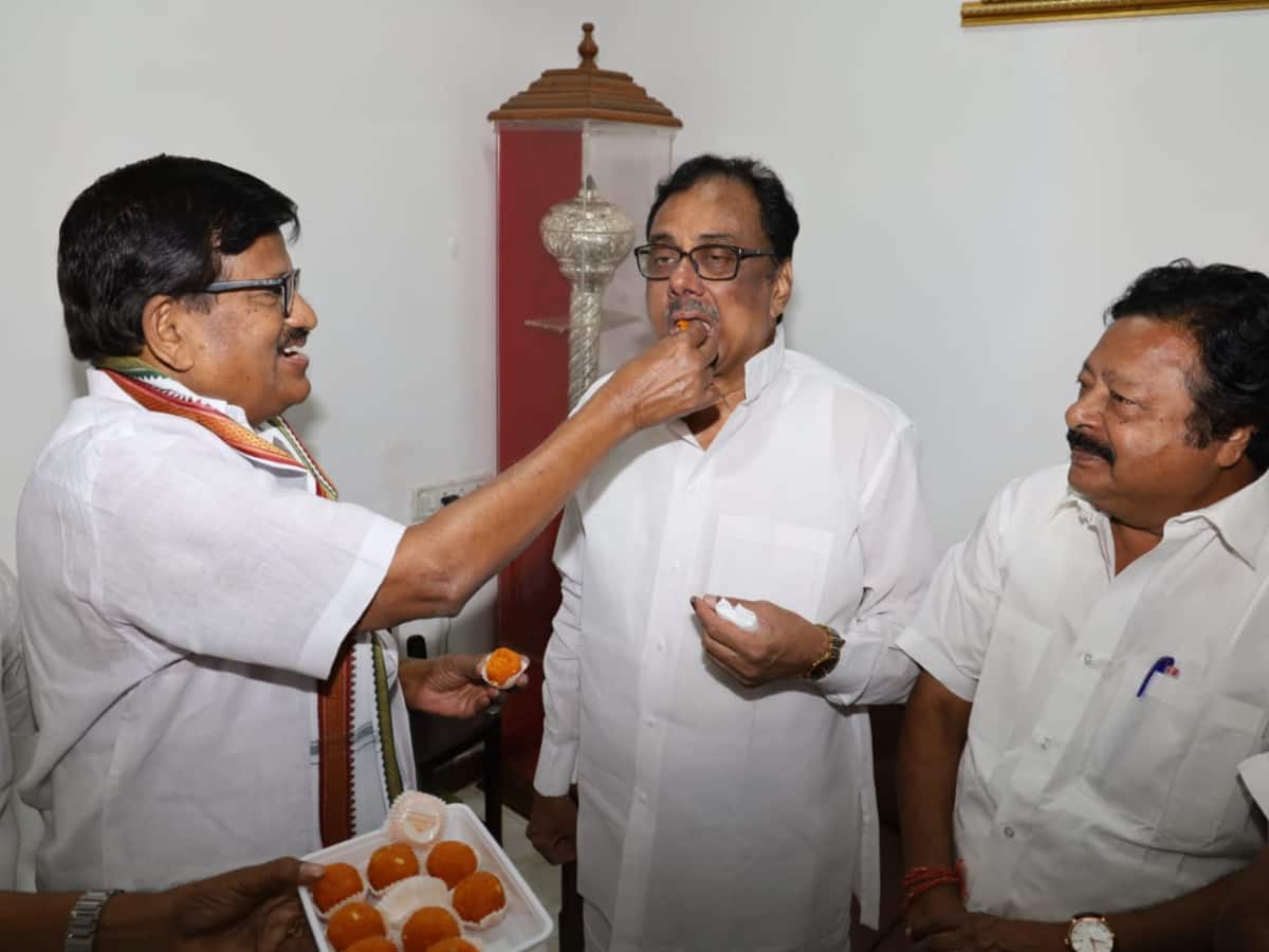 IN PICS: Congress Leaders Celebrate Victory Of EVKS Elangovan In Erode East Bypolls 2023