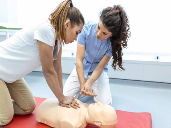 how CPR works in cardiac arrest know the process here कार्डियक अरेस्ट आने पर सीपीआर देकर बचाई जा सकती है मरीज की जान...आसान भाषा में समझें क्या है CPR