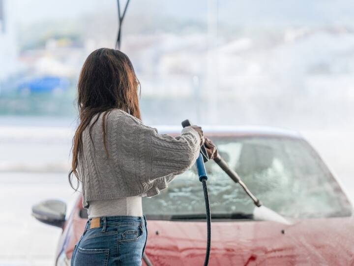 Follow these tips to take care your car on holi car care tips for holi how to avoid color stain on car on holi Car Care Tips: होली पर आपकी कार का रंग हो सकता है 'भंग', इसलिए अपनी गाड़ी को न करें ज्यादा ‘तंग’