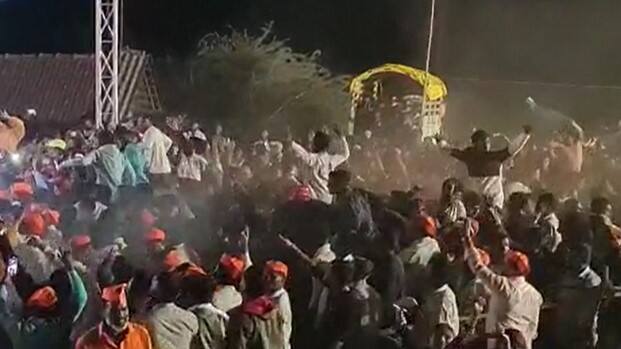 हा प्रकार इथच थांबला नाही तर या कार्यक्रमात ग्रामीण डोंगराळ भागातील तरुणांनीही एकमेकांच्या खांद्यावर बसून डान्स करत चांगलाच धुडगूस घातला.