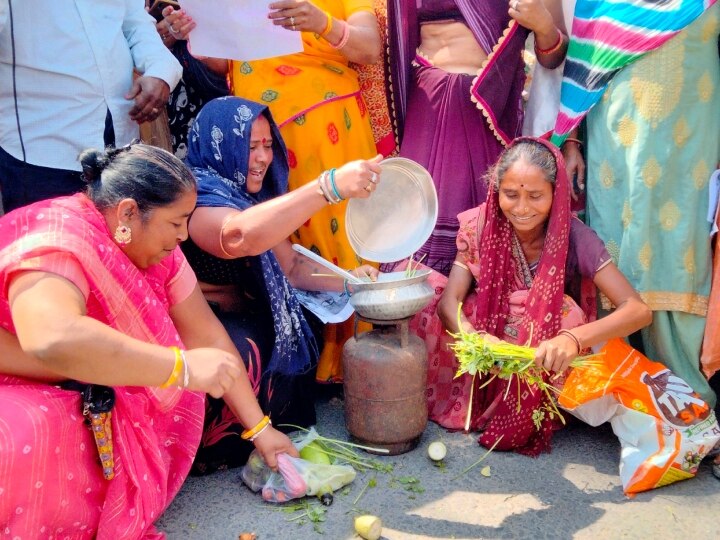 LPG Price Hike: एलपीजी के दाम बढ़ने पर महिलाओं का अनोखा विरोध, खाली गैस सिलेंडर पर खाना बनाकर किया प्रदर्शन