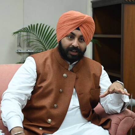 Harjot Bains orders to complete the work of regularization of raw teachers and employees working in the school education department soon ਹਰਜੋਤ ਬੈਂਸ ਵਲੋਂ ਸਕੂਲ ਸਿੱਖਿਆ ਵਿਭਾਗ ‘ਚ ਕੰਮ ਕਰਦੇ ਕੱਚੇ ਅਧਿਆਪਕਾਂ ਤੇ ਮੁਲਾਜ਼ਮਾਂ ਨੂੰ ਰੈਗੂਲਰ ਕਰਨ ਦਾ ਕੰਮ ਜਲਦ ਮੁਕੰਮਲ ਕਰਨ ਦੇ ਹੁਕਮ