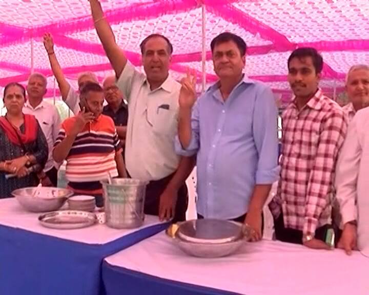 રસોડામાં ડાકોર જતાં પદયાત્રીઓને પ્રસાદી રૂપે ભોજન કરાવવામાં આવી રહ્યું છે.