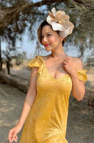 ਮਦਾਲਸਾ ਸ਼ਰਮਾ ਆਪਣੇ ਵਾਲਾਂ 'ਚ ਫੁੱਲ ਪਾ ਕੇ ਬਹੁਤ ਹੀ ਖੂਬਸੂਰਤ ਲੁੱਕ ਦੇ ਰਹੀ ਹੈ। ਉਸ ਦੀਆਂ ਤਸਵੀਰਾਂ ਦੇਖ ਕੇ ਪ੍ਰਸ਼ੰਸਕ ਹਾਏ-ਹਾਏ ਕਰ ਰਹੇ ਹਨ।