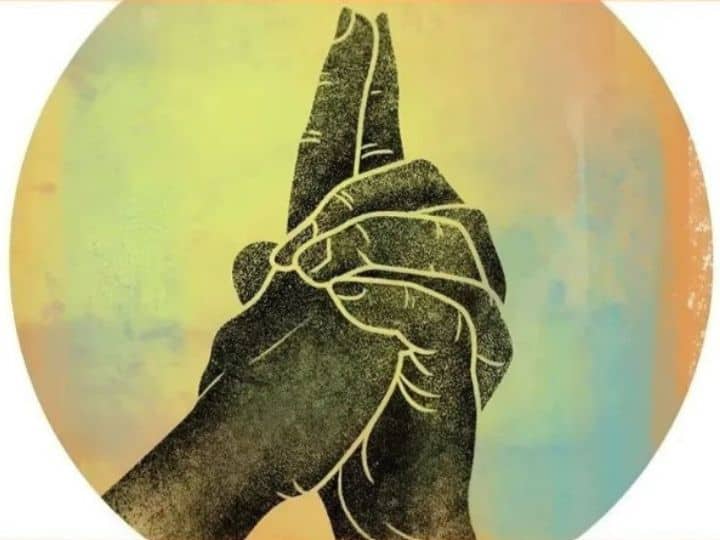 कली मुद्रा (Kali Mudra) ये मुद्रा अगर आप हर रोज़ करते हैं तो यह आपके अंदर से घबराहट को पूरी तरह से निकाल देता है. इसके साथ ही यह आपको दिल संबंधी कई बीमारियों से दूर रखता है. आप हर रोज अपना काम करते हुए इस मुद्रा की प्रैक्टिस कर सकते हैं.