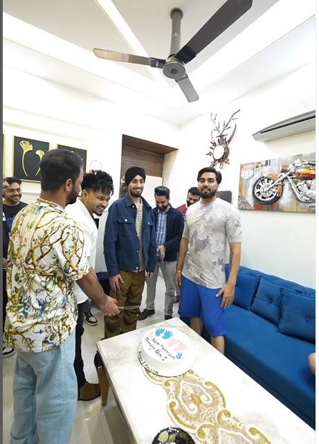 अरमान अपने घर में किंग साइज लाइफ जीते हैं. वे अक्सर अपने घर पर अपनी टीम का बर्थडे सेलिब्रेट करते नजर आते हैं. उनके ड्राइंगरूम में बड़ा सा ब्लू कलक का काउच और सेंटर टेबल रखी गई है.