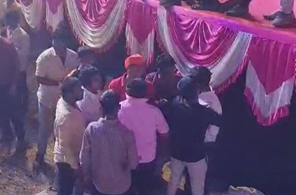 गौतमी पाटीलच्या आदाकारीचा थरार रंगला. याच गौतमीच्या अदाकारीवर तरुणाई एकमेकांच्या खांद्यावर बसून थिरकले.