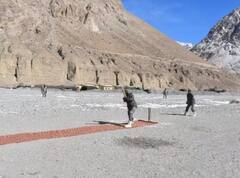 India-China Relations: ਗਲਵਾਨ ਘਾਟੀ ਨੇੜੇ ਕ੍ਰਿਕੇਟ ਖੇਡਦੇ ਨਜ਼ਰ ਆਏ ਫੌਜ ਦੇ ਜਵਾਨ, ਚੀਨੀ ਵਿਦੇਸ਼ ਮੰਤਰੀ ਨੇ ਜੈਸ਼ੰਕਰ ਨਾਲ ਕੀਤੀ ਮੁਲਾਕਾਤ