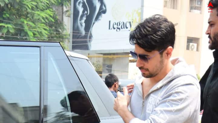 অপরদিকে, এবার ছবিতে দেখা গেল সিদ্ধার্থকেও। সদ্য বিয়ে ফেরত সিদ্ধার্থের চোখে মুখে একরাশ হাসি।