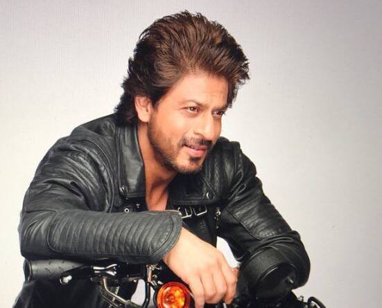 'मन्नत'ची भिंत तोडून आत प्रवेश करण्याचा प्रयत्न करणाऱ्या दोन तरुणांना पोलिसांनी ताब्यात घेतलं आहे.