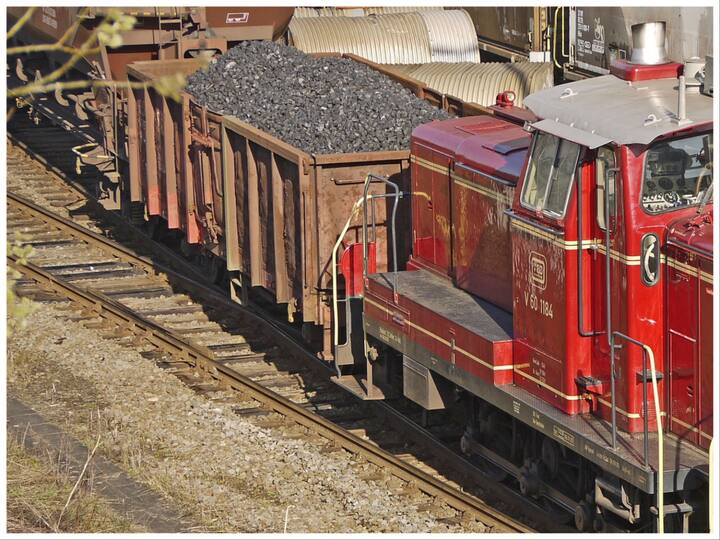 अगर आपने मालगाड़ी (Goods Train) को कोयला (Coal) ले जाते देखा होगा, तो गौर किया होगा कि ये हमेशा खुले डिब्बों में ही होता है, जबकि रेलवे के पास बंद डिब्बे ही होते हैं. ऐसा करने की कई वजहें हैं.