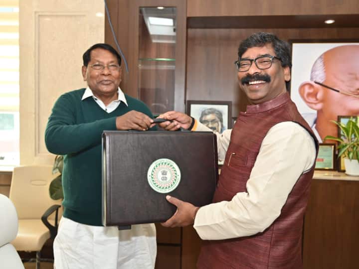 Jharkhand Budget Live Updates finance minister Rameshwar Oraon table Budget for 2023-24 state assembly today highlights allocation details Jharkhand Budget 2023 LIVE Highlights: पुरानी पेंशन योजना बहाल, बेरोजगारों को हर महीने 1000 रुपये, पढ़ें वित्त मंत्री के बड़े ऐलान