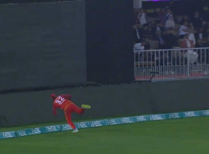 PSL 2023 Hasan Ali Spectacular Relay Catch Islamabad United vs Karachi Kings Pakistan Super League - Watch Video Video Of Hasan Ali's Breathtaking Relay Catch In PSL 2023 Match Goes Viral