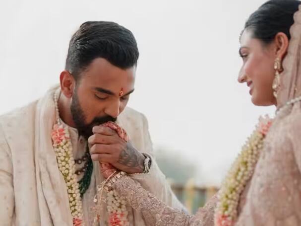 Indian Cricketers Marriage: ਪਿਛਲੇ ਕੁਝ ਮਹੀਨਿਆਂ 'ਚ ਭਾਰਤ ਦੇ ਕਈ ਕ੍ਰਿਕਟਰਾਂ ਨੇ ਵਿਆਹ ਕਰਵਾ ਲਿਆ ਹੈ, ਜੋ ਇਸ ਸਾਲ ਪਹਿਲੀ ਵਾਰ ਆਪਣੀਆਂ ਪਤਨੀਆਂ ਨਾਲ ਹੋਲੀ ਦਾ ਤਿਉਹਾਰ ਮਨਾਉਣ ਜਾ ਰਹੇ ਹਨ। ਆਓ ਤੁਹਾਨੂੰ ਉਨ੍ਹਾਂ ਦੇ ਨਾਂ ਦੱਸਦੇ ਹਾਂ।