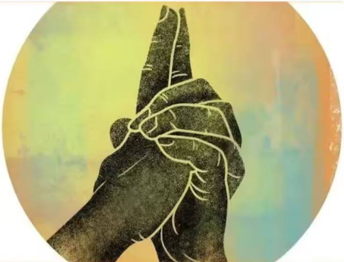 ਕਾਲੀ ਮੁਦਰਾ (Kali Mudra) ​​ਜੇ ਤੁਸੀਂ ਇਸ ਮੁਦਰਾ ਨੂੰ ਰੋਜ਼ਾਨਾ ਕਰਦੇ ਹੋ ਤਾਂ ਇਹ ਤੁਹਾਡੇ ਅੰਦਰ ਦੀ ਘਬਰਾਹਟ ਨੂੰ ਪੂਰੀ ਤਰ੍ਹਾਂ ਦੂਰ ਕਰ ਦਿੰਦਾ ਹੈ। ਇਸ ਨਾਲ ਹੀ ਇਹ ਤੁਹਾਨੂੰ ਦਿਲ ਨਾਲ ਜੁੜੀਆਂ ਕਈ ਬੀਮਾਰੀਆਂ ਤੋਂ ਦੂਰ ਰੱਖਦਾ ਹੈ। ਤੁਸੀਂ ਆਪਣਾ ਕੰਮ ਕਰਦੇ ਸਮੇਂ ਇਸ ਮੁਦਰਾ ਦਾ ਰੋਜ਼ਾਨਾ ਅਭਿਆਸ ਕਰ ਸਕਦੇ ਹੋ।
