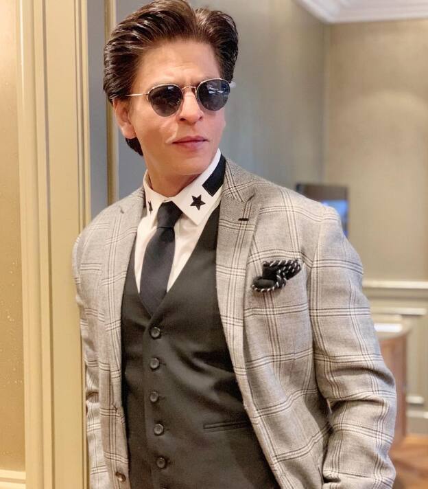 भिंत तोडणारे तरुण गुजरातमधील असून त्यांना त्यांना मुंबई पोलिसांनी  ताब्यात घेतलं आहे.