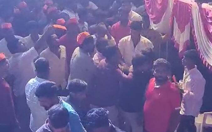 पुण्याच्या खेड तालुक्यात हा प्रकार घडला. हा सगळा राडा थांबवण्यासाठी पोलिसांना मध्यस्थी करावी लागली आणि त्यानंतर हा राडा आटोक्यात आला.