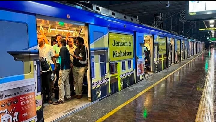 இந்நிலையில், சென்னை சென்ட்ரல் ரயில் நிலையத்தில் இருந்து எல்.ஐ.சி வழியாக ( பச்சை வழித்தடத்தில் ) விமான நிலையம் செல்வோர் ஆலந்தூரில் இறங்கி நீல வழித்தடத்தில் செல்ல அறிவுறுத்தப்பட்டுள்ளது.   இது சரி செய்யப்பட்டு, நாளை காலை முதல் மீண்டும் வழக்கம் போல், சேவை தொடரும் எனவும் மெட்ரோ நிர்வாகம் தெரிவித்துள்ளது.