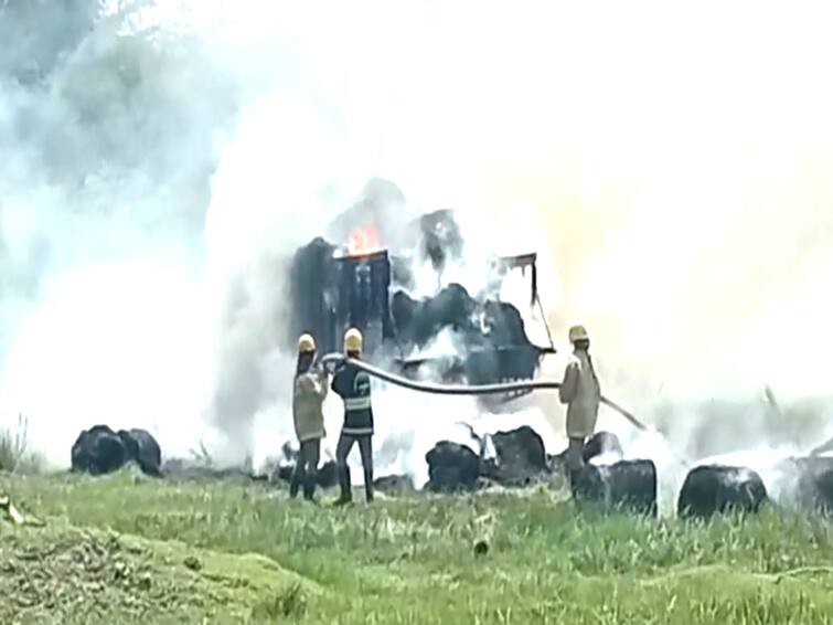 lorry caught fire with straw near Mayiladuthurai TNN மயிலாடுதுறை அருகே வைக்கோல் ஏற்றி சென்ற லாரி மின்கம்பியில் உரசி தீ விபத்து