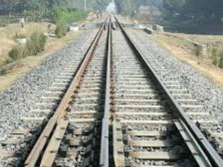 Do you know there are three railway tracks in Bangladesh know what is the use of Double railway gauges क्या आप जानते हैं, बांग्लादेश में तीन होती हैं रेल की पटरियां?... इसकी वजह भी जानिए ऐसा क्यों है