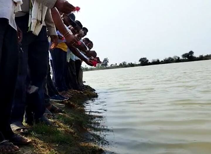 अधिकाऱ्यांनी या उपसा सिंचन योजनेच्या माध्यमातून पहिल्यांदा प्रायोगिक तत्त्वावर पाणी सोडलंय. यामुळं पंचक्रोशीतील शेतकरी आनंदी आहेत.