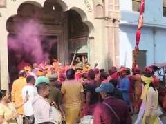 रंगभरी एकादशी के साथ अयोध्या में शुरू हुई होली, नाचते गाते नजर आए साधु-संत, जमकर उड़ाया गुलाल