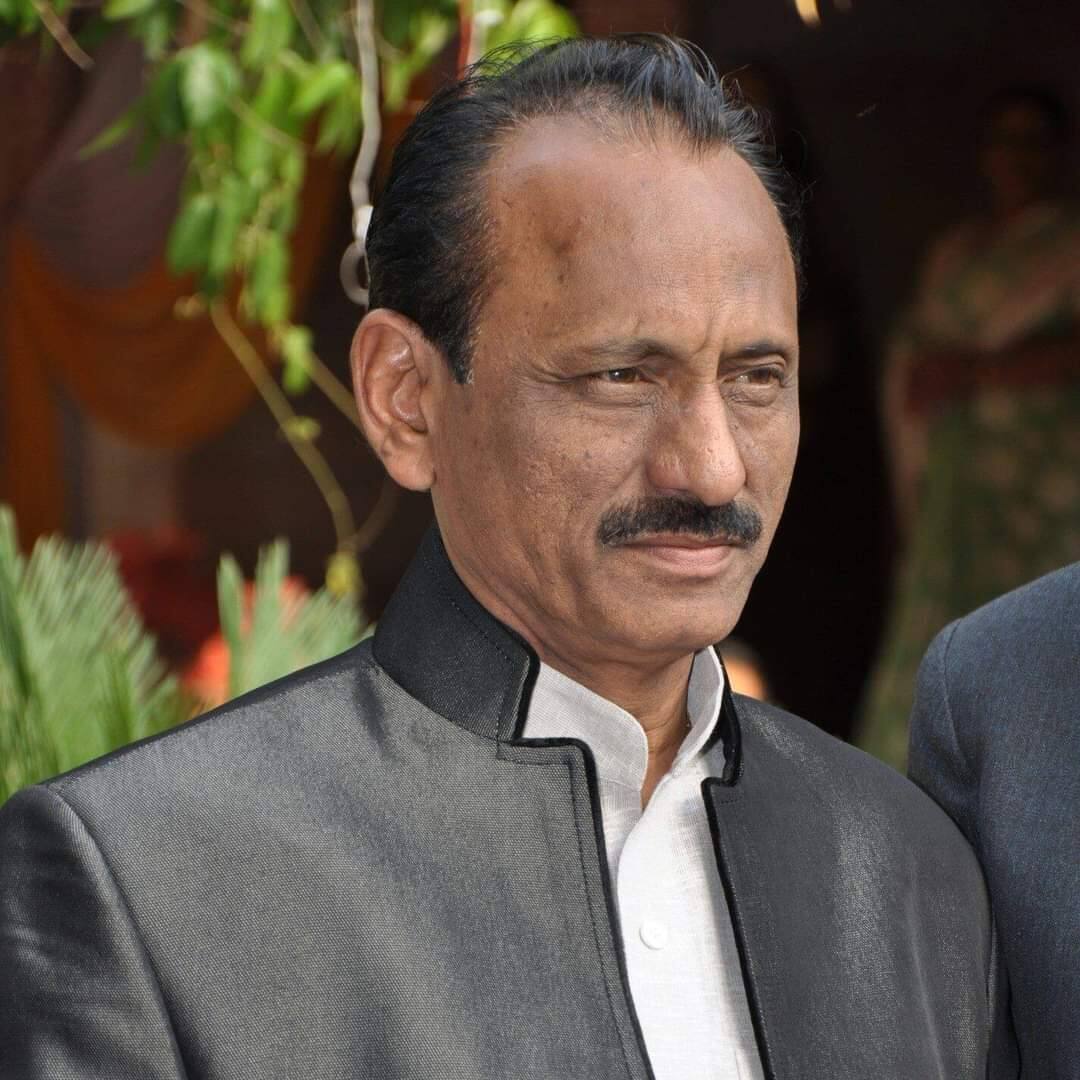 Chief Minister eknath Shinde big action due to internal dispute in Akola in Shiv Sena Gopikishan Bajoria शिवसेनेतील अकोल्यातील अंतर्गत वादातून मुख्यमंत्री शिंदेंची मोठी कारवाई, गोपीकिशन बाजोरिया यांची संपर्कप्रमुख पदावरुन हकालपट्टी