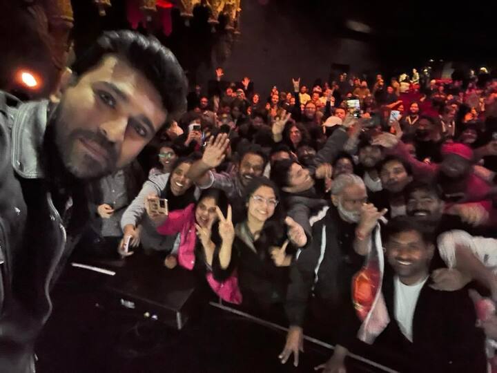 Ram Charan clicks adorable selfie with audiences As RRR Screening in US Theaters Ram Charan Selfie: ఈ క్షణాలను నేను ఎప్పటికీ మరచిపోలేను : రామ్ చరణ్