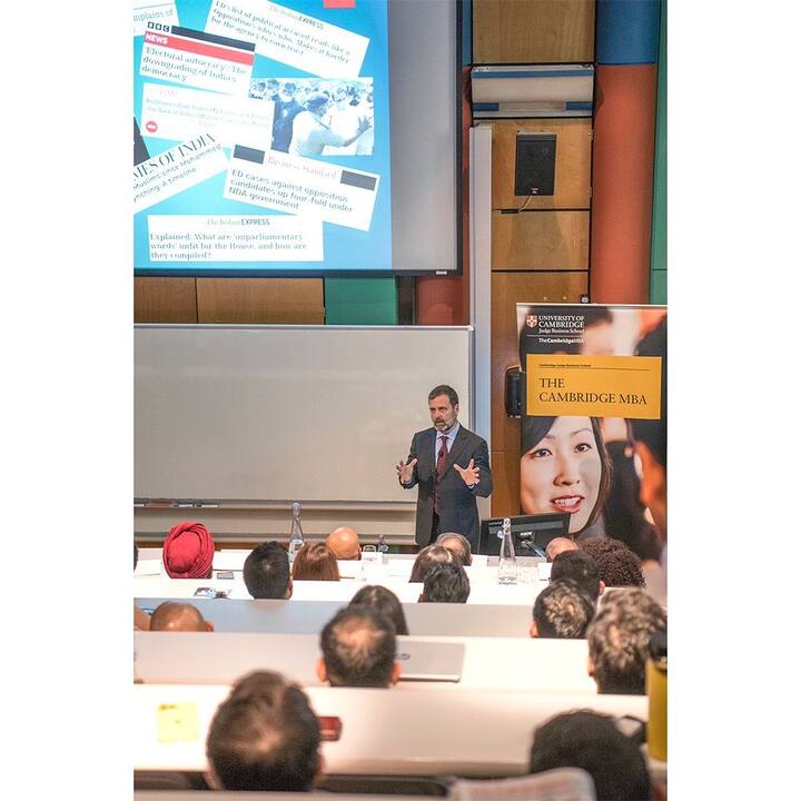 கேம்பிட்ரிட்ஜ் மாணவர்களின் மத்தியில் ராகுல் பேசிய காட்சி