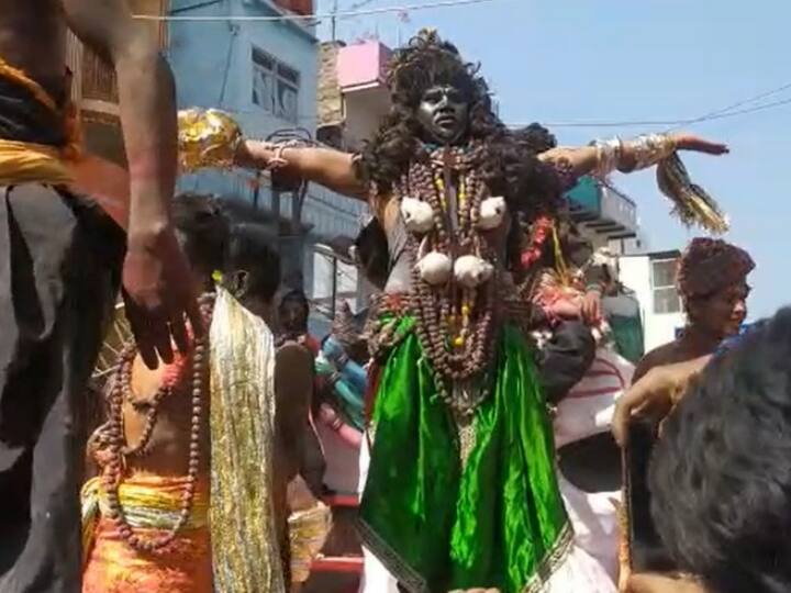 Kashi Masan Holi 2023 Shobha Yatra Play Holi With Ashes Pyre at Harishchandra Ghat Masan Holi 2023: काशी के हरिश्चंद्र घाट पर खेली गई चिताओं की राख से होली, शोभा यात्रा को देखते रह गए लोग