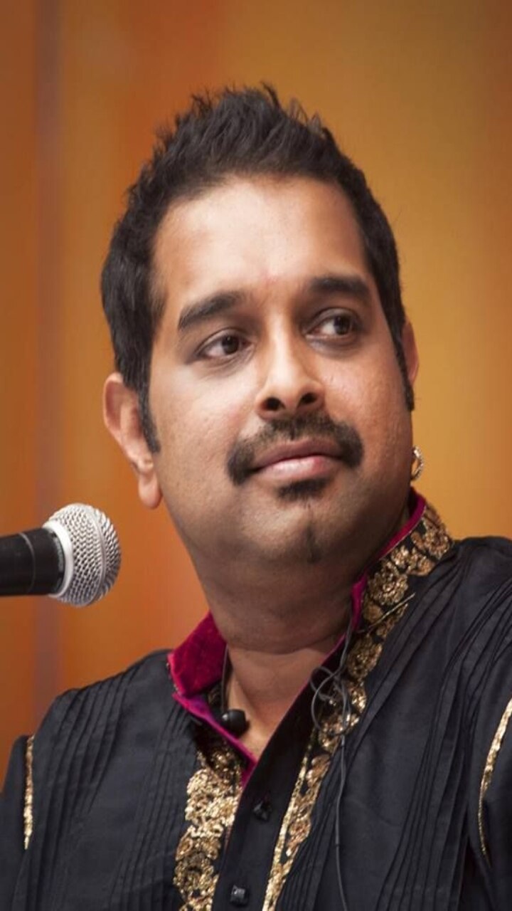 இளமையிலேயே கர்நாடக இசை மற்றும் இந்துஸ்தானி இசை பயின்றவர், வீணை வாசிப்பதில் வல்லவர்