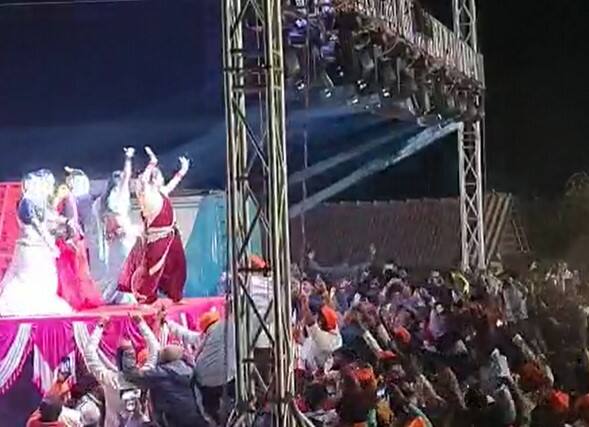 गौतमी पाटीलचा कार्यक्रम नेहमीच वादाच्या भोवऱ्यात अडकल्याचं पाहायला मिळत आहे. खेड तालुक्यातील गुंडाळवाडी येथे वेताळेश्वर महाराजांच्या यात्रा उत्सवानिमित्ताने रीलस्टार गौतमी पाटीलच्या कार्यक्रमाचे आयोजन करण्यात आलं होतं