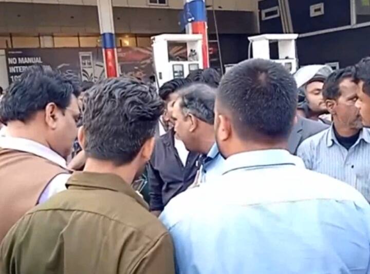 Aligarh bjp leader petrol pump personnel beat up inspector of anti corruption department ann Aligarh News: अलीगढ़ में बीजेपी नेता के पेट्रोल पंप कर्मचारियों ने इंस्पेक्टर की पीटा, इस बात पर हुआ था विवाद