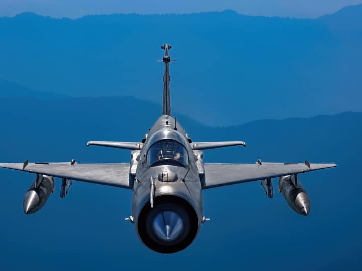 MIG-21: मार्च 1963 में हासिल चर्चित लड़ाकू और IAF इन्वेंट्री में पहला सुपरसॉनिक विमान मिग -21 ने आज (3 मार्च ) भारतीय वायुसेना में 60 साल पूरे कर लिए हैं.